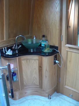 photo of shower room from aft