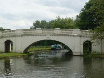 photo of Grove Bridge, Cassiobury Park