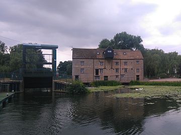 photo of Lilford Lock with its mill