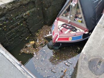 photo of rubbish in Minworth locks