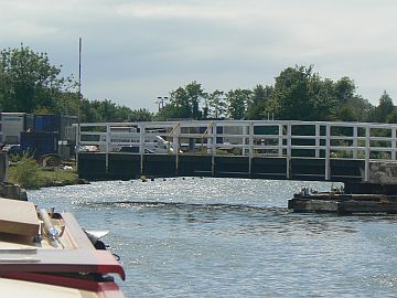 photo of Sandfield swing bridge